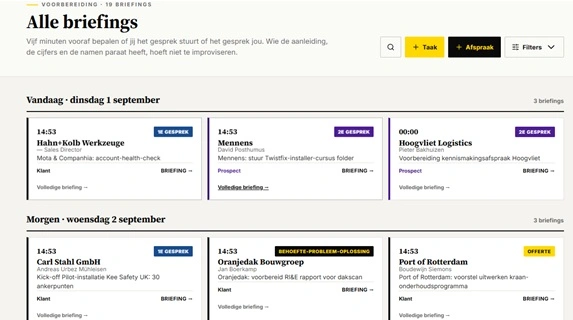 Het scherm Briefings in DealDrive: per dag drie kaarten met tijd, bedrijf, contactpersoon, de aanleiding en een label dat aangeeft of het een eerste of tweede gesprek is.