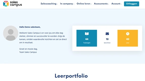 Het portaal van Sales Campus met een welkomstbericht en drie tellers: het aantal trainingen, berichten en gevolgde uren, met daaronder het leerportfolio.