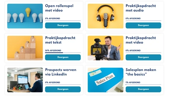 Zes praktijkopdrachten in Sales Campus naast elkaar, waaronder een open rollenspel met video, een opdracht met audio, prospects werven via LinkedIn en een salesplan maken, elk met de voortgang eronder.