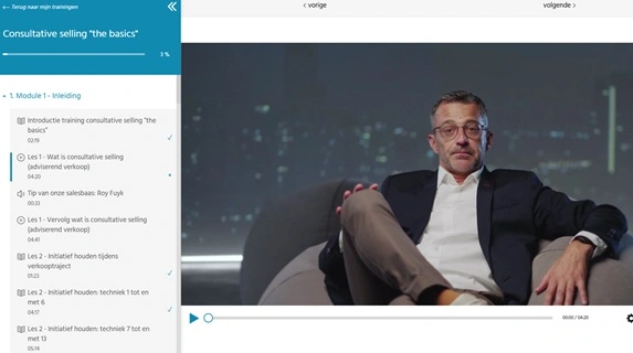 De training Consultative selling in Sales Campus: links de moduleboom met de lessen en een tip van een salesbaas, rechts de video van de les.