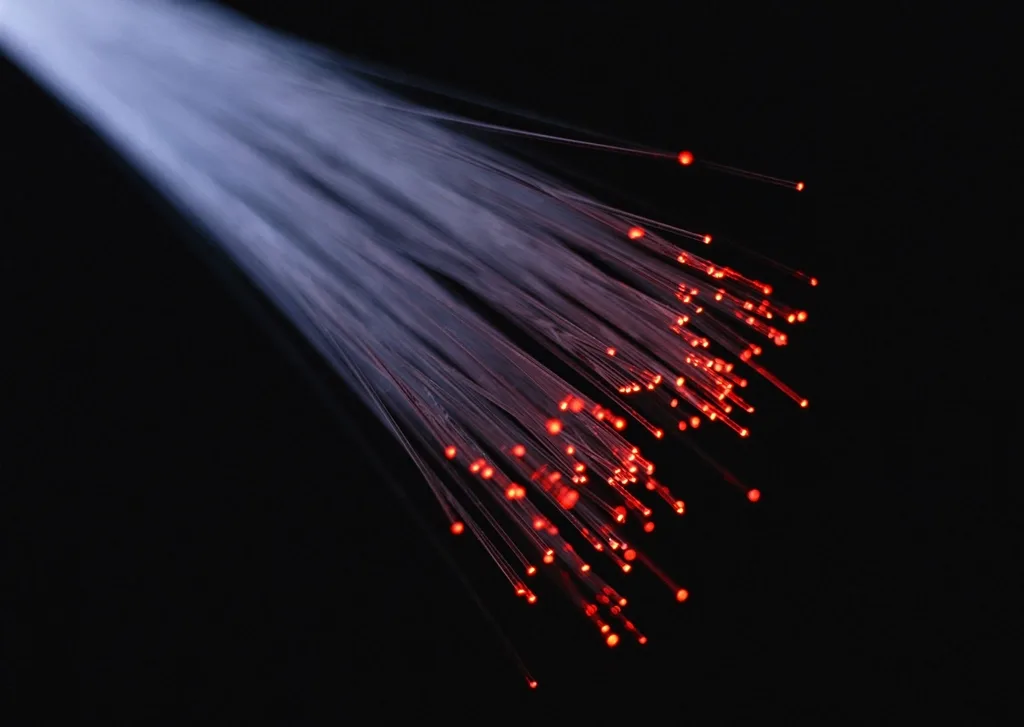 Glasvezelkabels van dichtbij, met de lichtpunten aan de uiteinden.