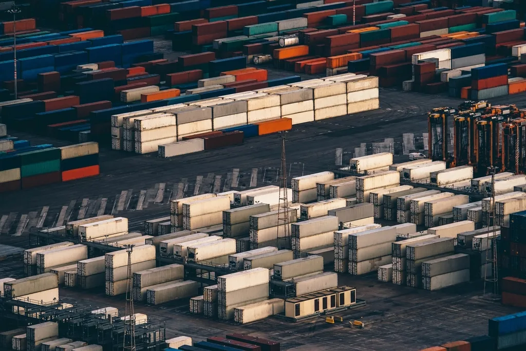 Zeecontainers in rijen op een containerterminal, van bovenaf gezien.
